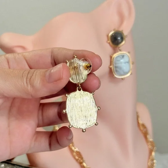 ⚜️ Elegant Gold and Black Earrings - Picture 5 of 8